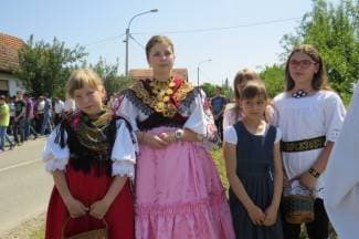 Tradicija graničarskog kraja: Vjernici posjetili tri križa uz nošnje i pjesmu (foto)