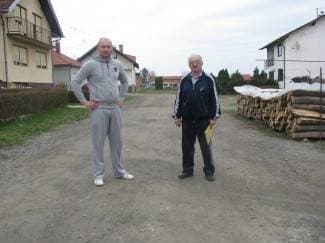 Bore se već 10 godina: Traže asfalt i odvodnju