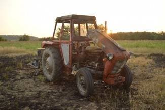U požaru kod pleterničke škole izgorio traktor, vozač se uspio izvući (foto)