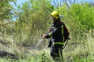 Gorjela trava u voćnjaku: ¨Budite pažljiviji. Opasnost od požara je povećana¨