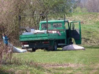 Dovezli kamion pun smeća i istovarili ga uz Orljavu (foto)
