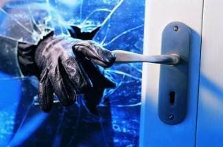Krali po kućama, zapalio se kontejner s lampionima