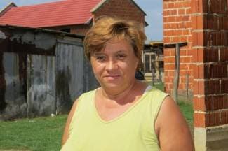 Misteriozni muškarac noću hoda selom: ¨Bojimo se za djecu. Lice skriva šiltericom i crnom maskom¨