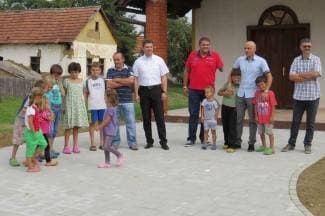 Šeovci imaju 120 stanovnika, 70 ih je mlađe od 25 godina. Grad im osigurava bolje uvjete života