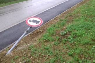 Oštetio prometne znakove između Gradca i Sesveta