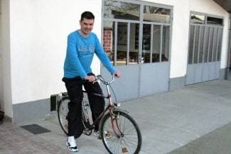 Unatoč sljepoći Krunoslav vozi bicikl i obožava čitati avanturističke romane