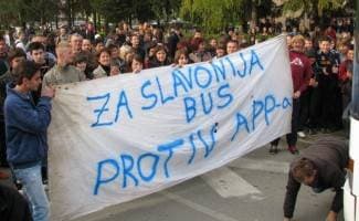U znak prosvjeda zaustavili promet i autobus APP-a (video)