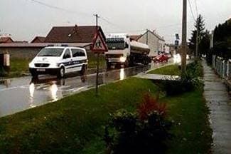 Na punoj liniji kamionom s prikolicom obilazio Polo pa ga udario u bočnu stranu