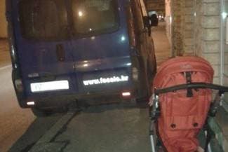 ¨Zašto se ovako parkiraju? Skoro me je pokupio auto dok sam ga obilazila¨