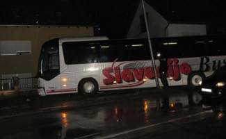 Školski autobus izbjegao sudar s kamionom pa sletio s ceste; kamiondžija pobjegao