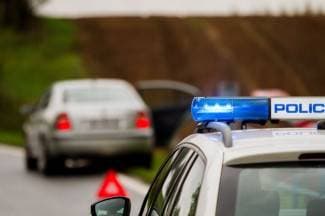 Nije stala na znak ¨STOP¨ i zabila se u drugi auto