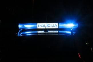 Pijan i prebrz zabio se u betonski stup pa u metalnu tablu