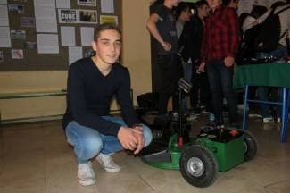 Zlatko izumio kosilicu iz snova: ¨Možete sjediti, čitati novine i istovremeno kositi¨