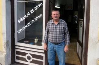 Zadnji radni dan požeškog brice: ¨Nikoga u gradu ne zanima 105 god. star inventar salona¨ (FOTO)