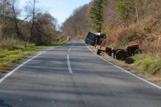 Izbjegnuta tragedija: Polukružno okretao traktor pa ga udario šleper (FOTO)