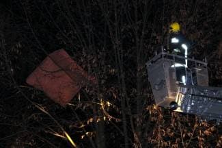 Vatrogasci skidali madrac s drveta: ¨Spašavali smo mačku, ali madrac još nikada¨