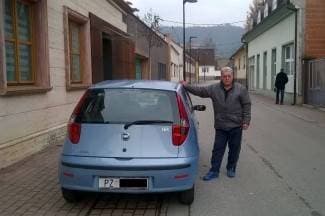 Ostao bez goriva pred svojom kućom, kažnjen za parkiranje dok je išao po benzin