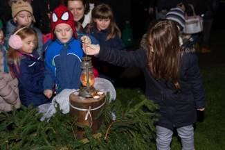 Mališani zapalili prvu adventsku svijeću ispred pleterničke Gradske kuće