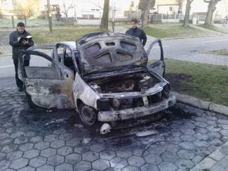 U potpunosti izgorjela Dacia: Vlasnik je sam pokušao ugasiti, ali vatra je ponovno buknula