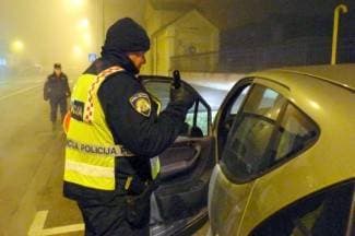 Mopedist vozio s 1,70 promila, ljutiti mladić s 0,85 promila vrijeđao policajce