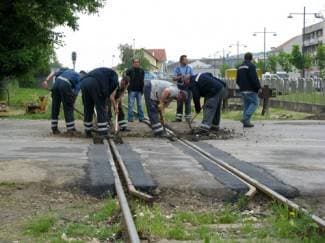 Tekija i HŽ asfaltiraju pružni prijelaz kod Arome (video)
