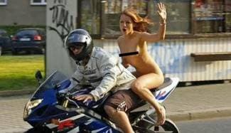 Potpuno gola na motoru, kažnjena jer nije nosila kacigu