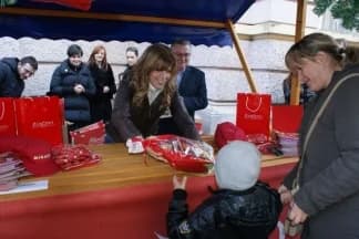 Europarlamentarka Borzan umjesto na kemijske i rokovnike budžet potrošila na slatke poklone djeci (FOTO)