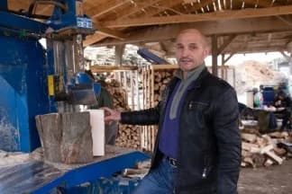 Umjesto da uzme zasluženu vojnu mirovinu, odlučio je vlastitim rukama zaraditi za obitelj