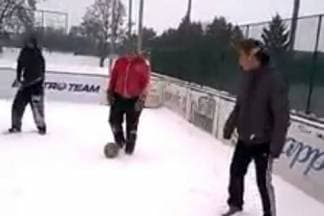 Pogledajte ovo: Na Slaviji igrali nogomet na 10 cm prirodnog snijega (VIDEO)
