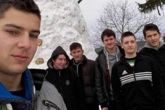Dva dana pravili snjegovića: Visok je 6 metara. Dobro se drži. Ne smetaju mu visoke temperature