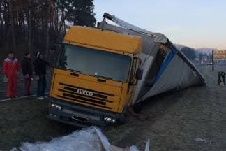 Sletio kamionom u putni kanal (FOTO)