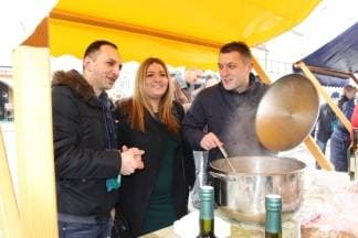 Požeškim trgom širili se mirisi morskih specijaliteta, žeđ se gasila graševinom