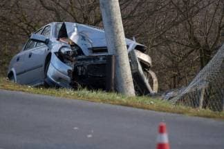 Žena izletjela u zavoju i zabila se Opelom u betonski stup HEP-a (FOTO)