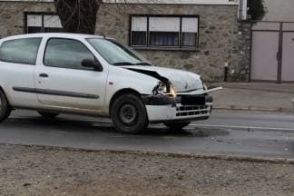 Renaultom udario u metalnu zaštitnu ogradu