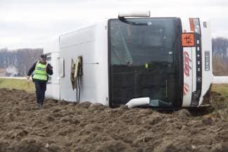 Drama u APP-ovom autobusu: Pun djece sletio u kanal, školarce izvlačili mještani Vladislavaca