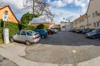 Zašto se naplaćuje parkiranje na neuređenoj parceli?  Iz Grada poručuju: Imamo to u vidu