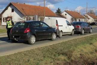 3 u 1: ¨Stala sam da skrenem u dvorište. Vozač Clija udario je u auto iza mene, a on potom u moj¨