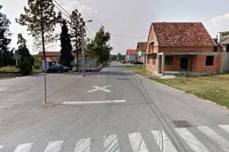 Pijani muškarac napao drugog ispred doma u Golobrdcima