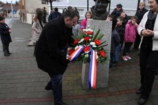 Položili vijencac kod biste Matka Peića, a navečer izložba i pjesnička večer
