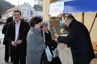 Gradonačelnik sa zamjenicima dijelio ruže prolaznicama za Dan žena