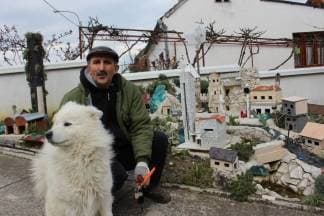 Izgradio dva naselja u dvorištu: Često me uhvati nostalgija kad prolazim kraj ¨rodnog mjesta¨