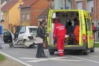 Udarila u stražnji dio automobila: Dvoje ozlijeđenih u prometnoj nesreći u Dervišagi