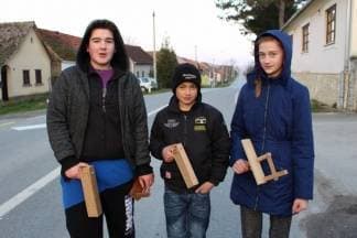 Ustaju u svitanje i klapaju selom: ¨Budimo seljane jer su crkvena zvona zavezana i ne zvone¨