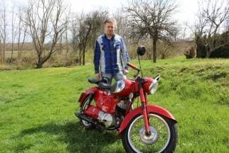 Vlasnik oldtimera: ¨Kad ga vide u gradu, stariji ljudi se okupe i pričaju priče iz mladosti¨