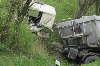 Sudar dva kamiona: Završio u jarku i odvezen na hitnu s teškim tjelesnim ozljedama (FOTO)