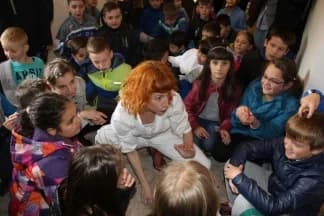 Predstava ¨Minimi¨ oduševila mališane koji su ispunili dvoranu kazališta