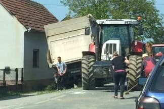 Traktor skretao ulijevo, kamion s prikolicom ga preticao i pokupio