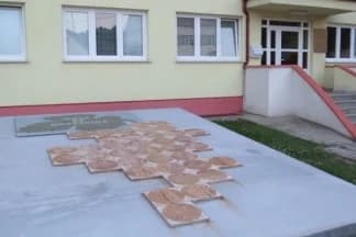 Udruga Časna Dolina:¨Spomenik je neprimjeren, tehnički loše izveden. Zašto je na engleskom?¨