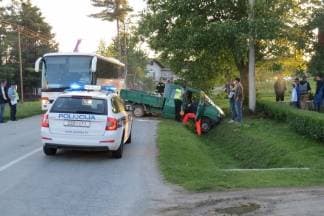 Pijani vozač teretnog vozila brže povezao pa sletio u putni kanal (FOTO)