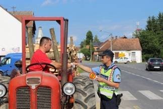 Nije lako tehnički održavati traktor jer ga vožnja po šumi uništava